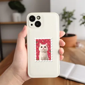 Custodia per telefono con adesivo gatto bianco frutta, dettaglio trama in pelle fine.