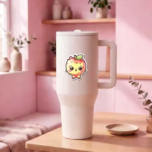 Gros plan détaillé d'un joli autocollant de dessin animé sur un grand gobelet blanc rose.