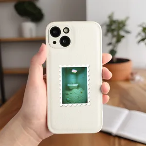 Custodia per telefono in pelle bianca con design di francobollo retro vaporwave.