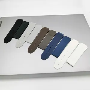 Vista detallada de correa de reloj de silicona, diseño de rayas verticales impermeables.