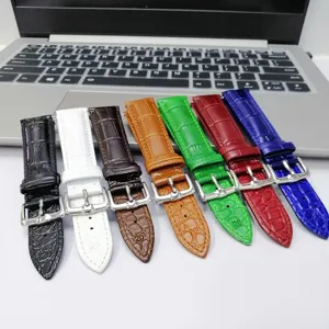 Primer plano detallado de correas de reloj de piel de vaca brillante multicolor con hebillas.