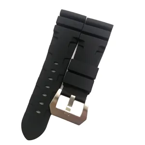 Detalle de correa de reloj de silicona negra con hebilla de metal plateado para deporte.