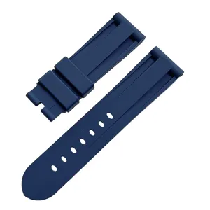 Correa de reloj de goma azul oscuro vista de detalle, repuesto de silicona deportivo resistente.