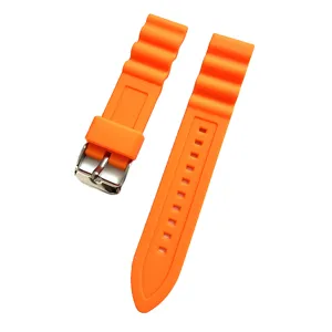 Detalle de correa de reloj de silicona naranja, 20mm diseño ondulado impermeable.