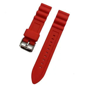Detalle de correa de reloj de silicona roja, repuesto de 20mm con diseño ondulado y hebilla.