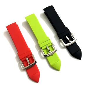 Detalle de correa de reloj de silicona con correas de goma curva y hebillas de metal.