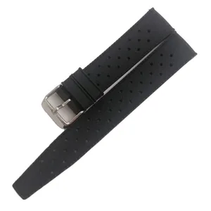 Vista detallada de la correa de reloj de silicona negra perforada, impermeable.