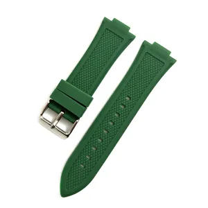 Vista detallada de correa reloj silicona verde texturizada con hebilla de metal plateado.