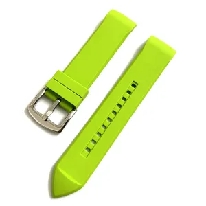 Primer plano detalle de correa de reloj de silicona curvada verde brillante con hebilla plateada.