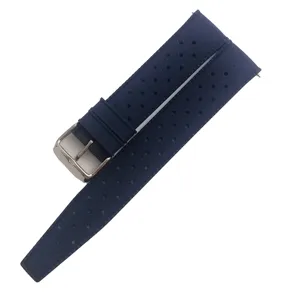 Vista detallada de la correa de reloj de silicona perforada azul oscuro con hebilla.