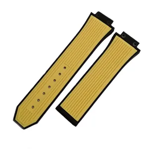 Primo piano del cinturino di ricambio in gomma a coste nere e gialle per orologi.