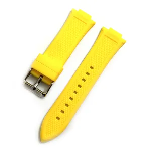 Primer plano de la correa de reloj de repuesto de silicona amarillo vivo con superficie texturizada.