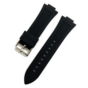Primer plano de una correa de reloj de silicona negra con superficie texturizada y hebilla.