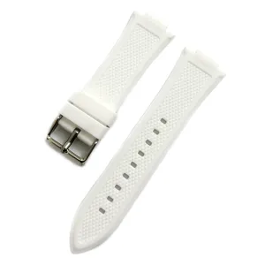 Correa de reloj deportiva de silicona blanca con hebilla metalica plateada y textura.