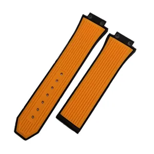 Dettaglio del cinturino per orologio in silicone costolato arancione con fori precisi.