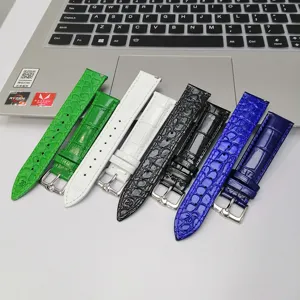 Primer plano detallado de correas de reloj de cuero brillante con motivo de bambú y pasadores.