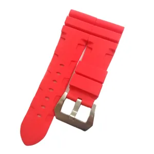 Vista detallada de una correa de reloj de silicona roja brillante con hebilla metálica deportiva.
