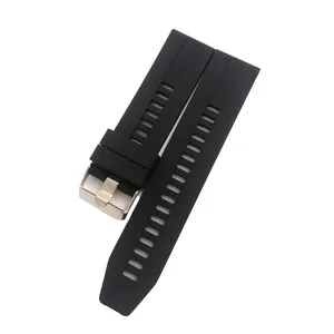 Vista detallada de correa de reloj de silicona negra, con perforaciones y hebilla.