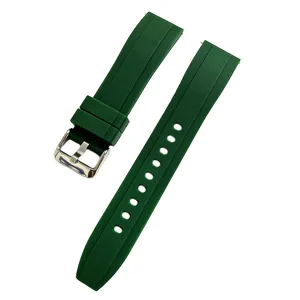 Detalle de correa de reloj de silicona verde, hebilla de metal, banda de repuesto suave.