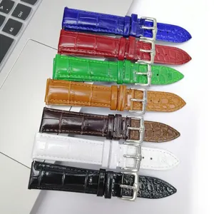 Vista detallada de correas de reloj de cuero colorido con patrón de cocodrilo y hebillas de metal.