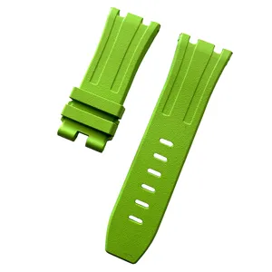 Detalle de correa de reloj de fluoroelastómero verde, superficie texturizada y recortes precisos.