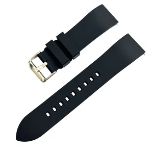 Detalle de la correa de reloj de silicona negra con una hebilla metálica resistente y duradera.