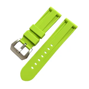 Detalle de correa de reloj de silicona verde brillante, con hebilla de acero inoxidable.