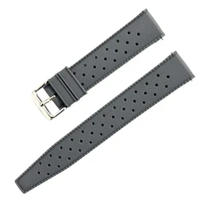 Vista detallada de una correa de reloj de silicona perforada gris oscuro con hebilla metal.