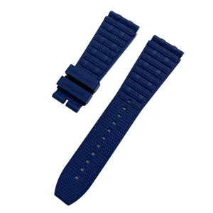 Vista detallada de la correa de reloj de silicona azul con diseño texturizado resistente.