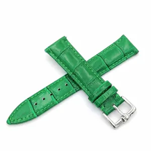 Detalle de correa de reloj de cuero genuino brillante verde con grano de bambú y hebilla de pasador.