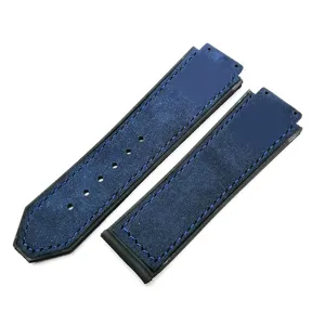 Detalle de correa de reloj de caucho de silicona azul y cuero, superficie texturizada con costuras.