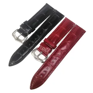Détail de bracelet de montre en cuir véritable, motif croco, boucle argentée.