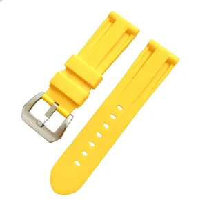 Detalle de correa de reloj de silicona amarilla, repuesto impermeable con hebilla.