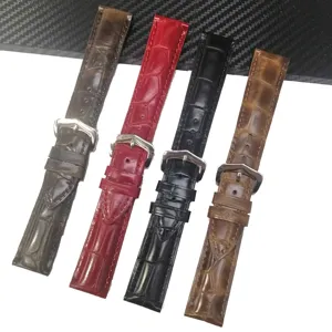 Vue détaillée de bracelets de montre en cuir véritable avec motif croco et boucles argentées.