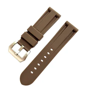Correa de reloj de goma marrón en detalle, mostrando material de silicona flexible.