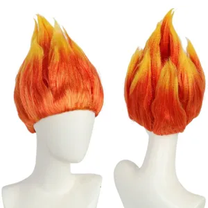 Dettagli in primo piano della parrucca fiamma rosso-gialla con uno stile antigravità unico.