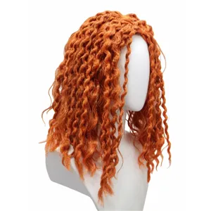 Primo piano sulla texture di capelli sintetici ricci kinky arancioni vivaci e ondulati