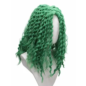 Vista dettagliata della parrucca afro sintetica verde che mostra la sua consistenza.