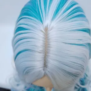 Primo piano dettaglio della parrucca sintetica lunga riccia con riga in mezzo blu e bianca.