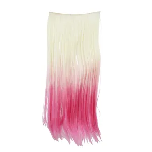 Gros plan détaillé de la mèches extension cheveux rose ombré 60cm, texture lisse et droite.