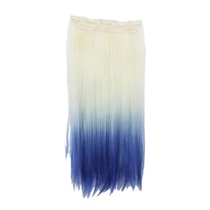Détail d'extension de cheveux à clips dégradé, cheveux synthétiques lisses blanc à bleu.