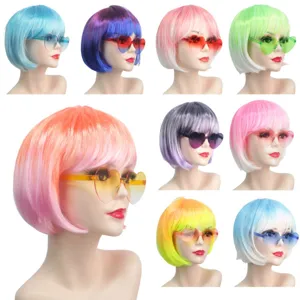 Perruque bob dégradée colorée avec ensemble de lunettes de soleil cœur pour fête.