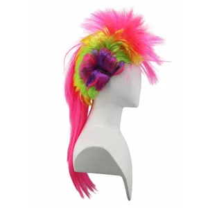 Bunte Punk-Mohawk-Perücke im Detail, leuchtende rosa gelbe grüne Kunsthaar Styling Requisite.