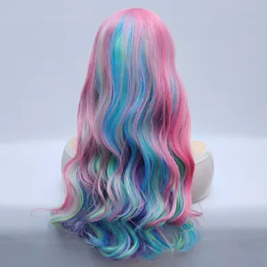 Dettaglio di una parrucca sintetica lunga e mossa con sfumature di colore arcobaleno.