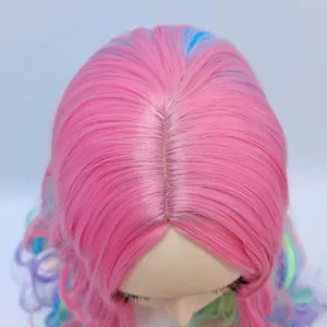 Dettaglio in primo piano della parrucca lunga riccia sfumata rosa e blu riga in mezzo.