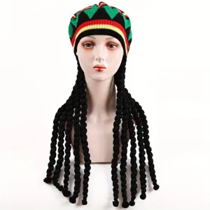 Strickbaret mit schwarzen geflochtenen Dreadlocks, einzigartiges Detail für Partykostüme.