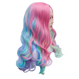 Lunga parrucca sintetica mossa con vivace sfumatura rosa, blu e viola per donne alla moda.