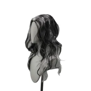 Vue détaillée de la perruque de cosplay longue et ondulée avec des mèches noires et blanches.