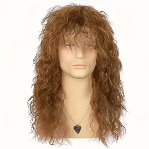 Detailopname van een lang krullend bruin synthetisch haarherenpruik in punkrockstijl.