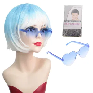 Vue détaillée de la perruque bob bleue avec lunettes de soleil en cœur et résine.